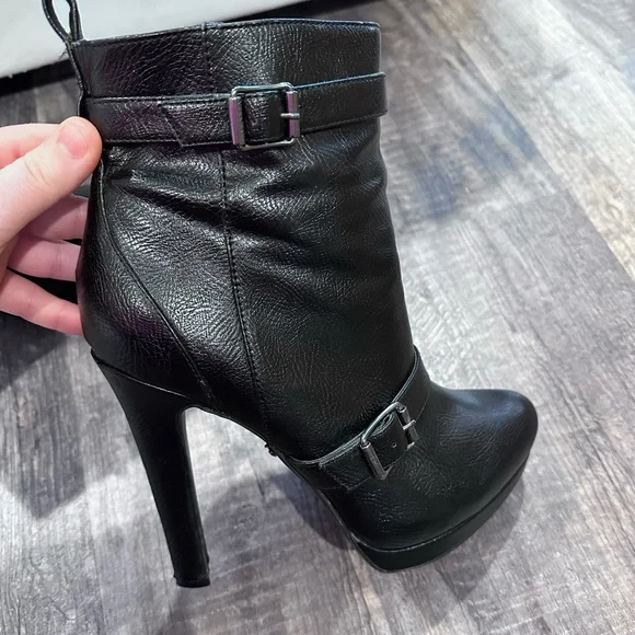Vera Wang Black Heeled Boots - Picture 6 of 11